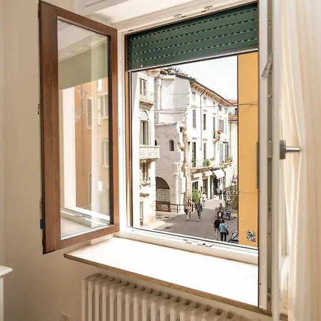 Domus - Elegante Residenza Con Affaccio Su Porta Leoni ורונה