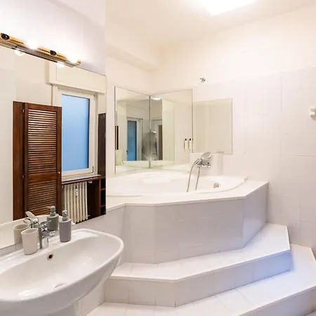 Domus - Elegante Residenza Con Affaccio Su Porta Leoni דירה