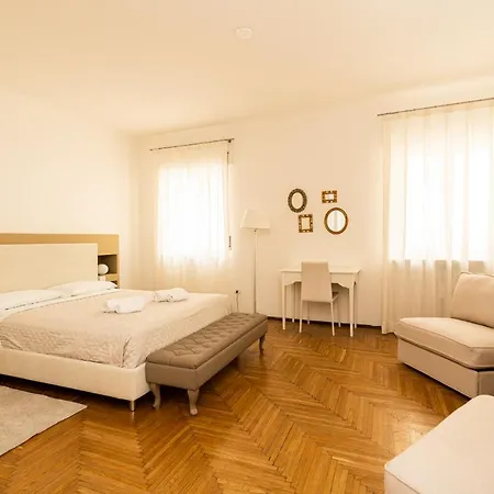 Domus - Elegante Residenza Con Affaccio Su Porta Leoni