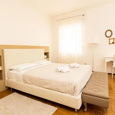 Domus - Elegante Residenza Con Affaccio Su Porta Leoni Apartment *