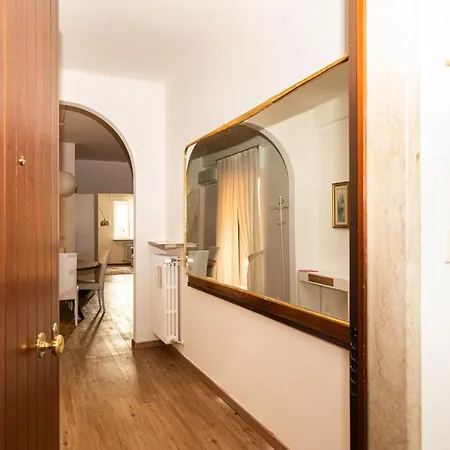 Domus - Elegante Residenza Con Affaccio Su Porta Leoni *