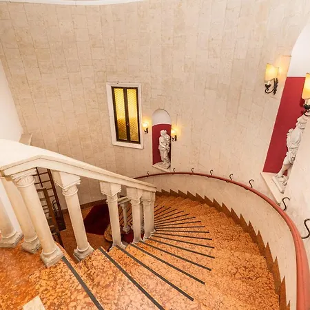 Apartment Domus - Elegante Residenza Con Affaccio Su Porta Leoni *