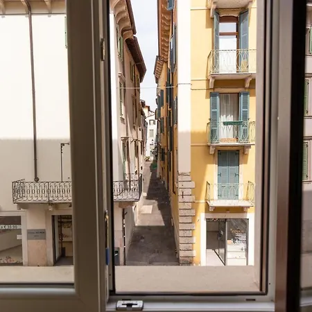 Domus - Elegante Residenza Con Affaccio Su Porta Leoni Apartamento